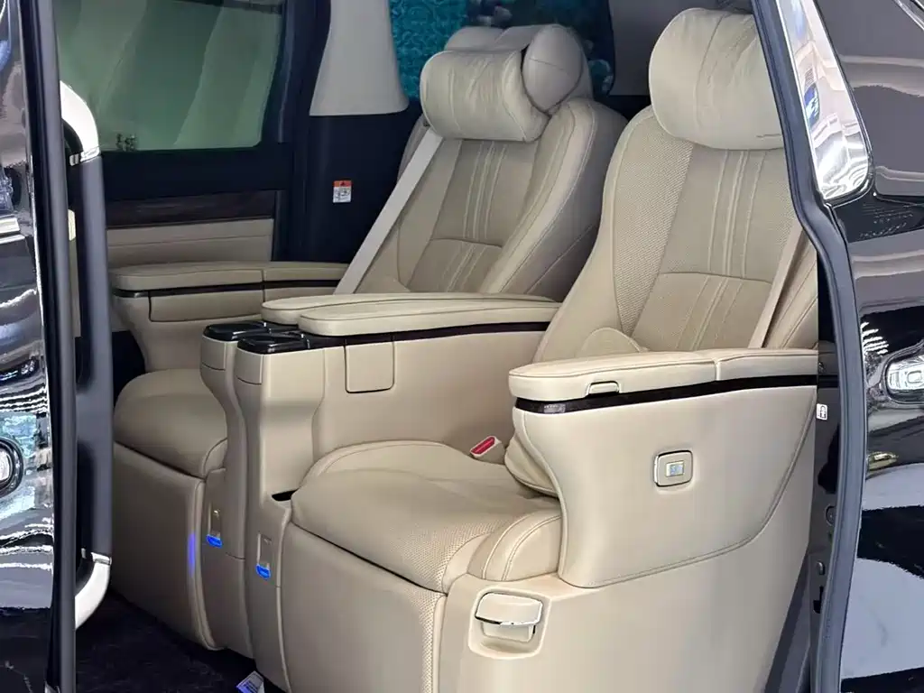 Toyota Alphard — фото 7