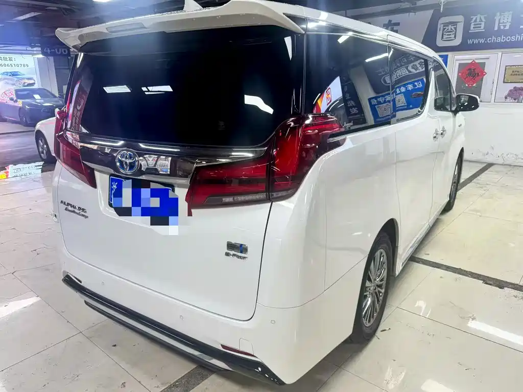 Toyota Alphard — фото 2