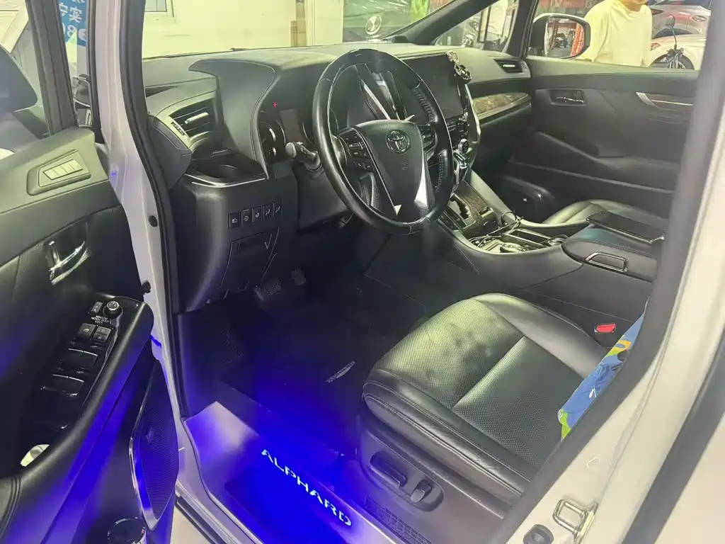 Toyota Alphard — фото 3