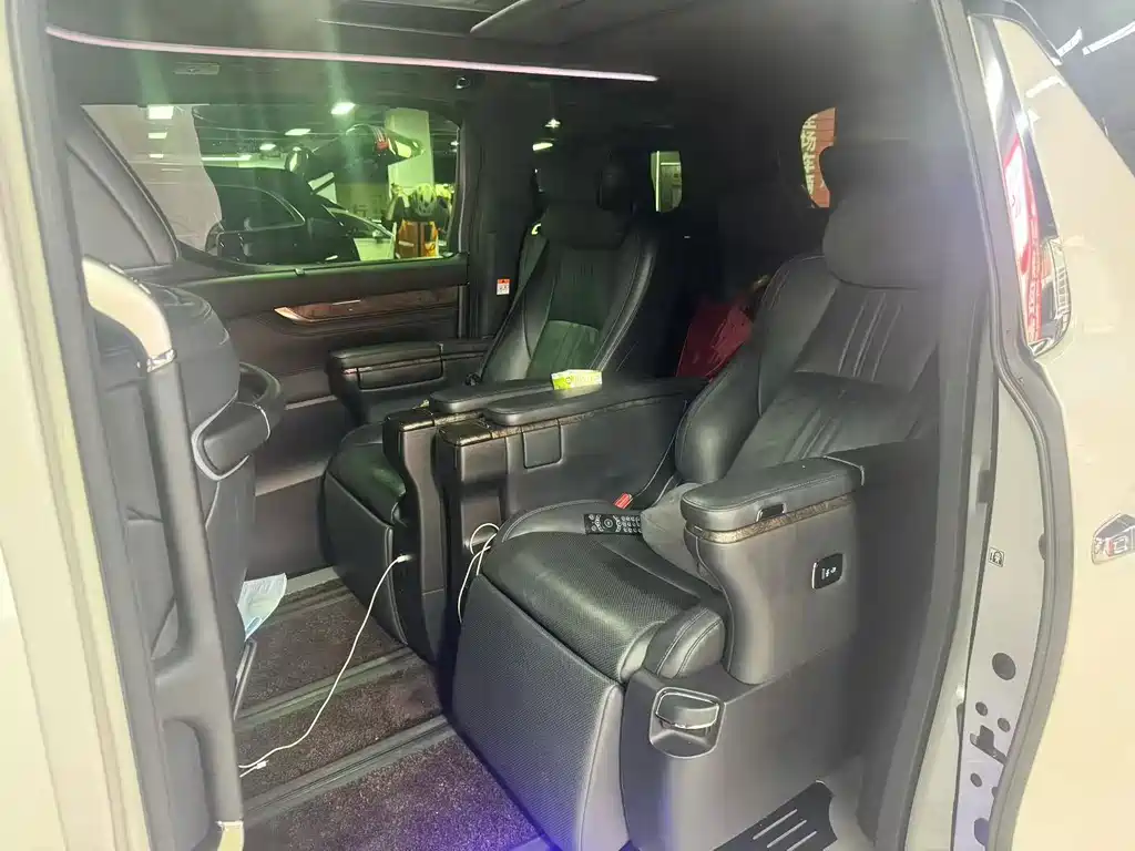 Toyota Alphard — фото 4