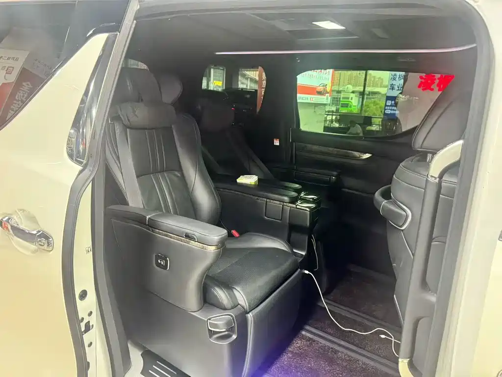 Toyota Alphard — фото 5