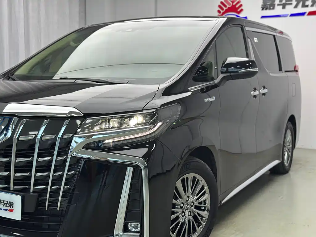 Toyota Alphard — фото 2