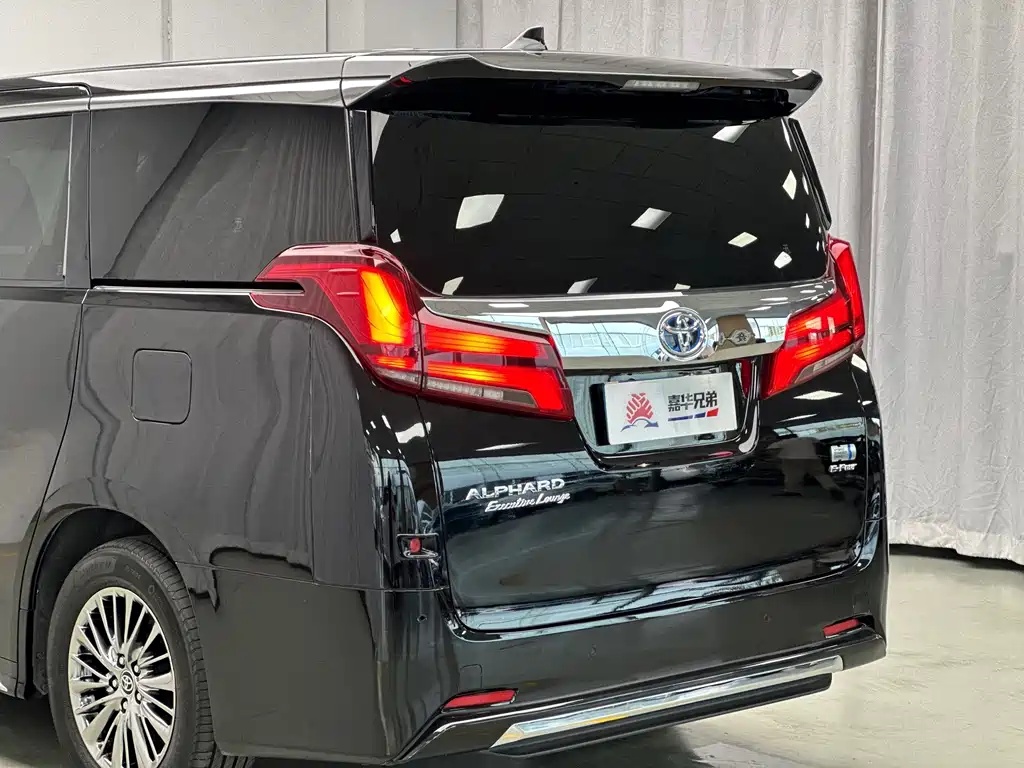 Toyota Alphard — фото 11