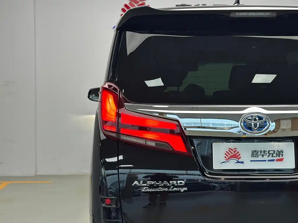 Toyota Alphard — фото 13