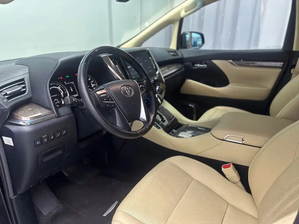 Toyota Alphard — фото 15