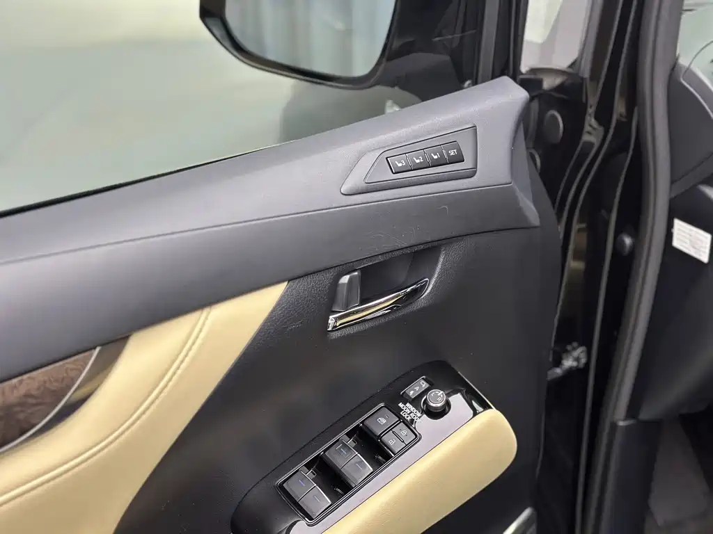 Toyota Alphard — фото 17