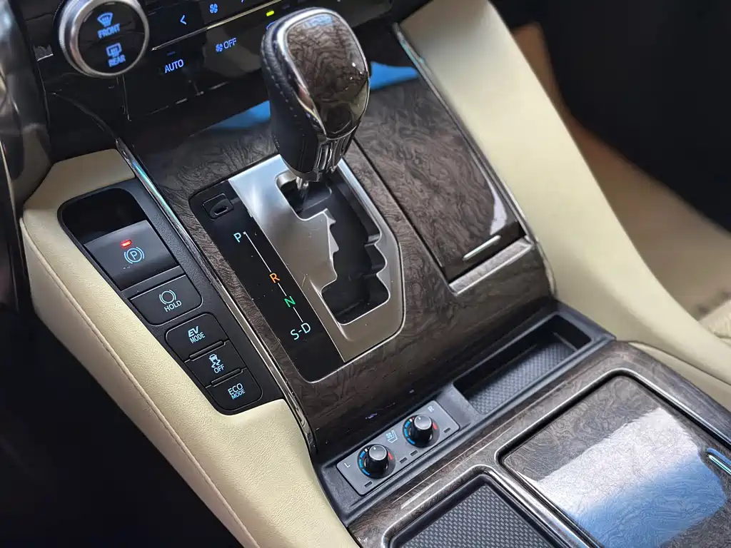 Toyota Alphard — фото 23