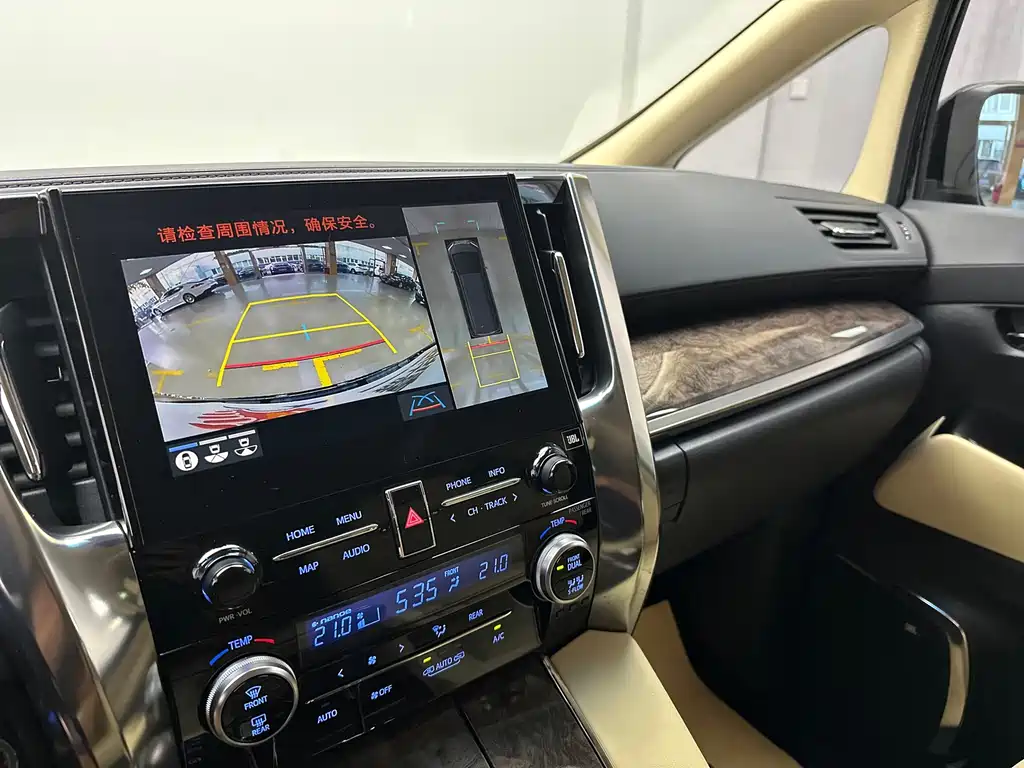 Toyota Alphard — фото 25
