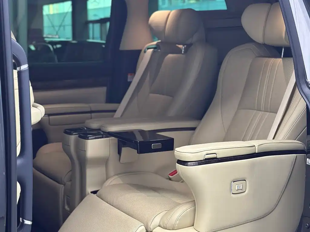 Toyota Alphard — фото 28