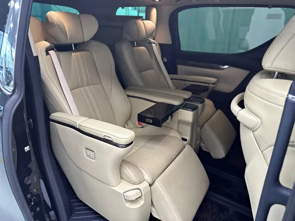 Toyota Alphard — фото 31