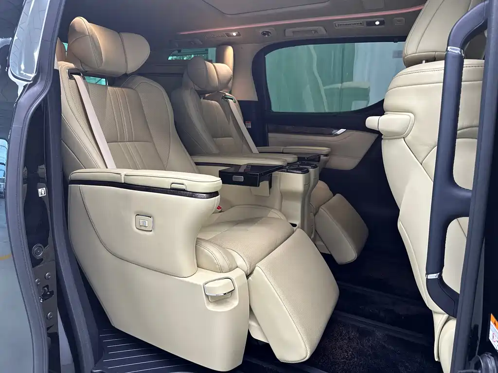 Toyota Alphard — фото 32