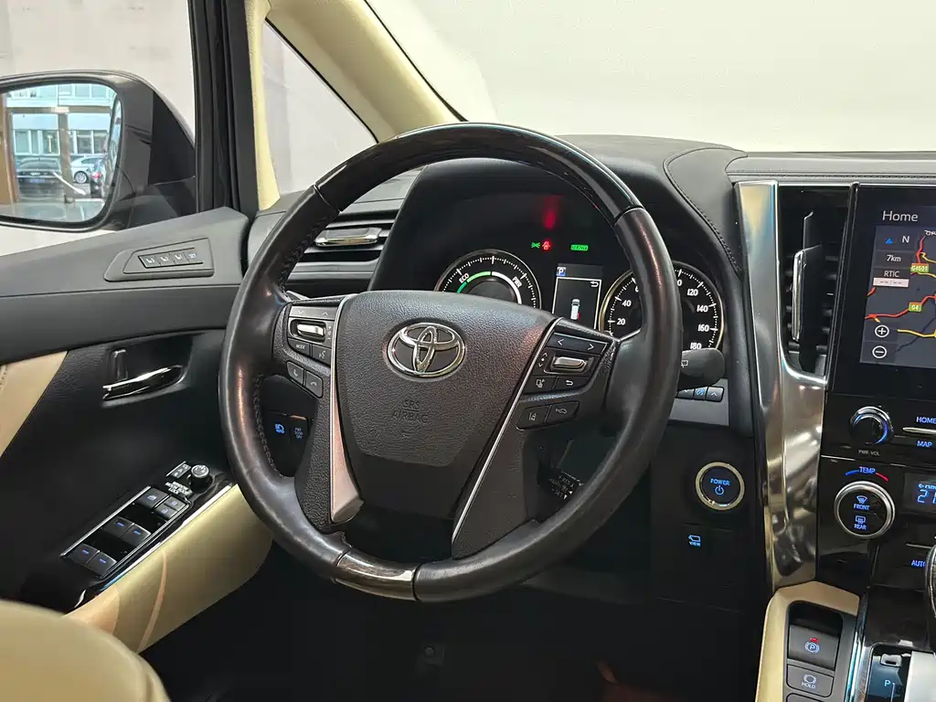 Toyota Alphard — фото 35