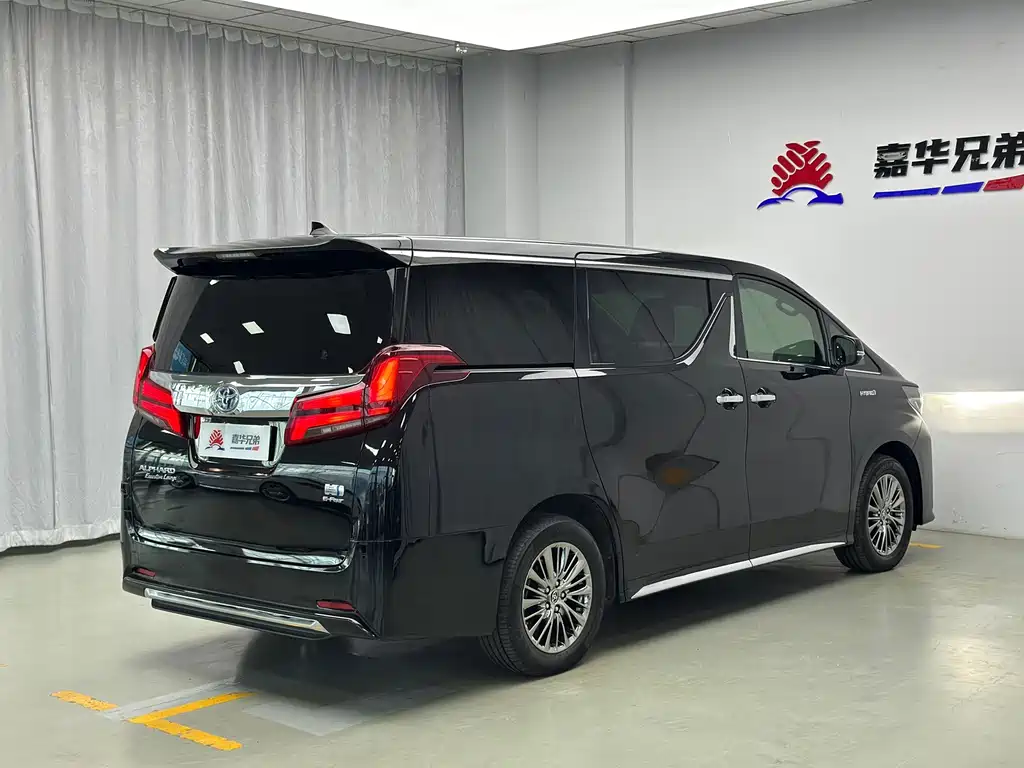 Toyota Alphard — фото 8