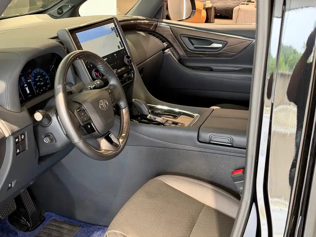 Toyota Alphard — фото 4