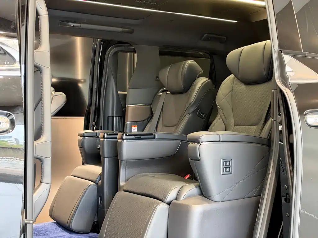 Toyota Alphard — фото 6