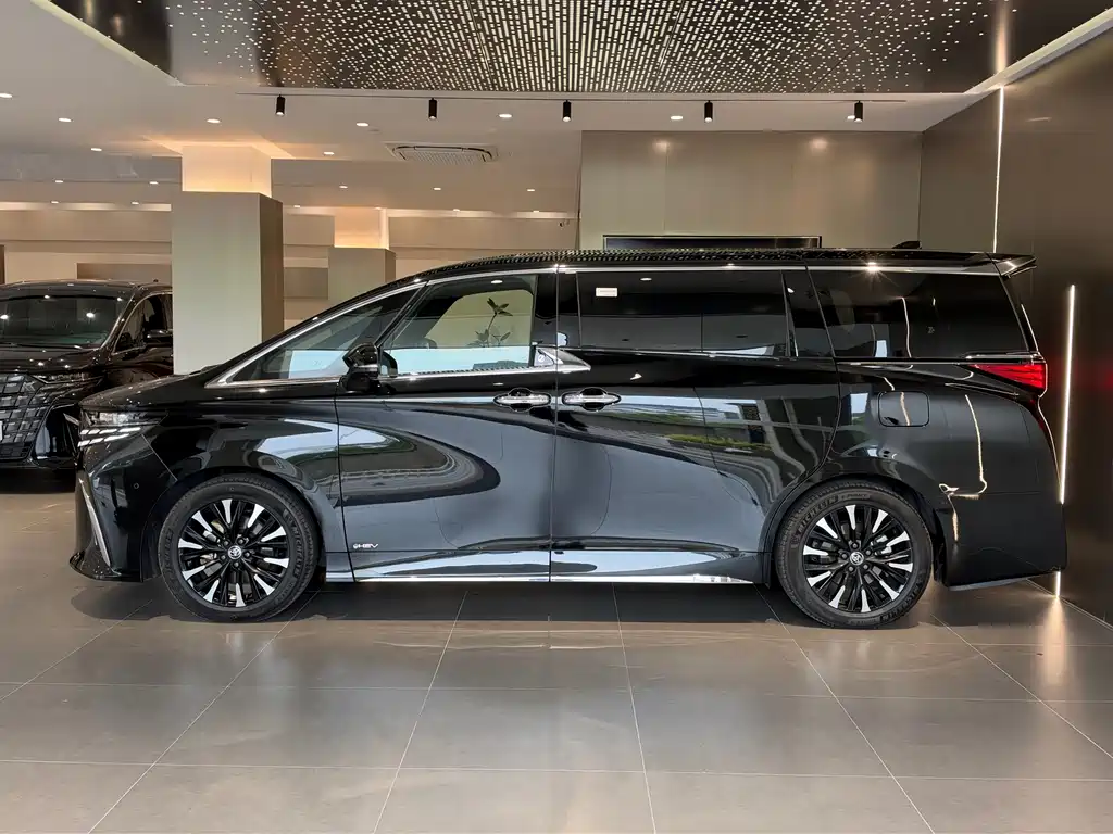Toyota Alphard — фото 7