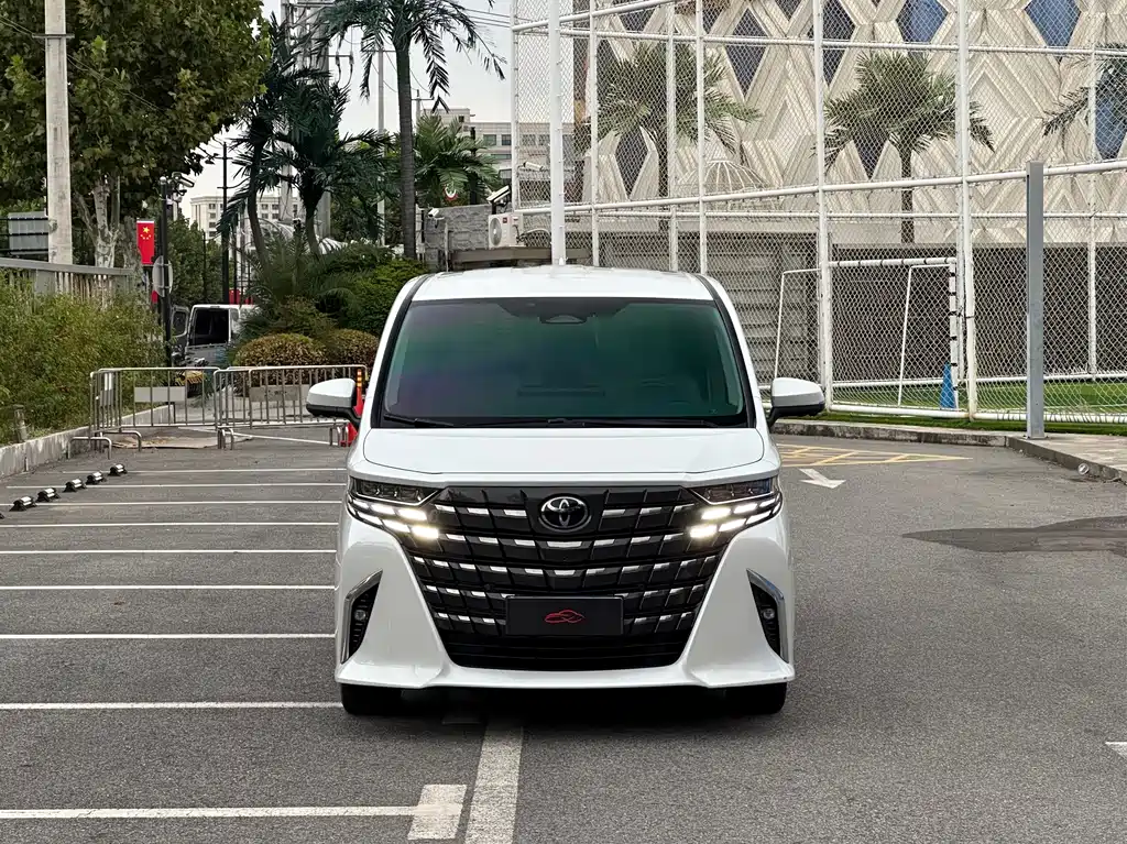 Toyota Alphard — фото 2