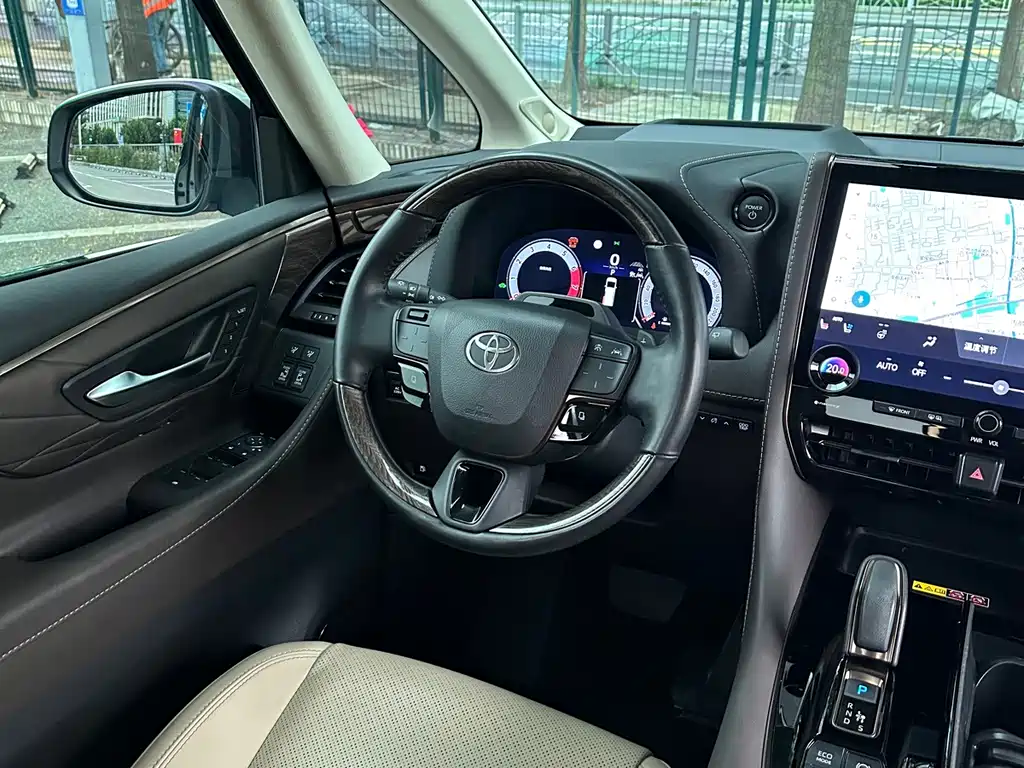Toyota Alphard — фото 20