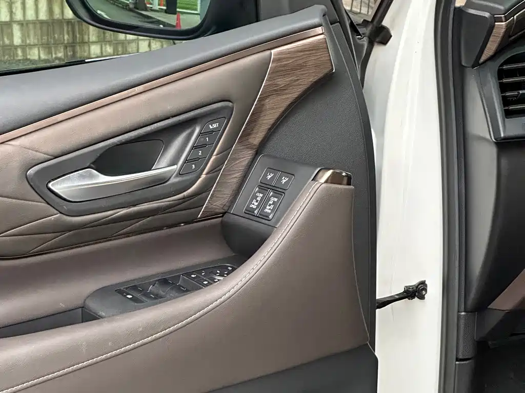 Toyota Alphard — фото 28