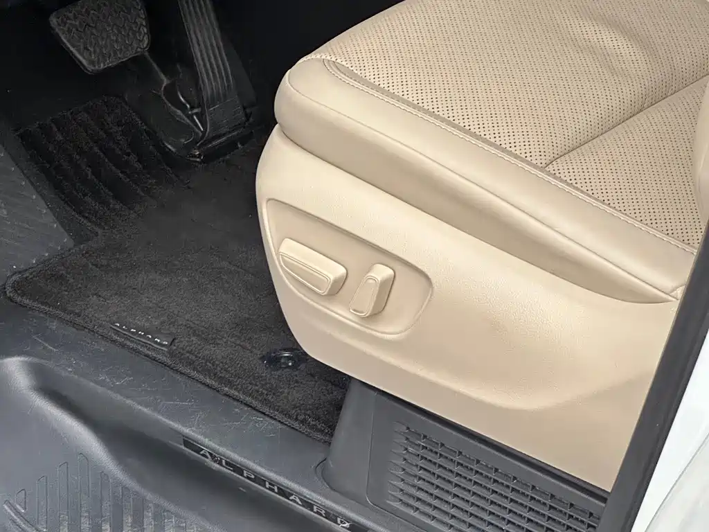 Toyota Alphard — фото 29