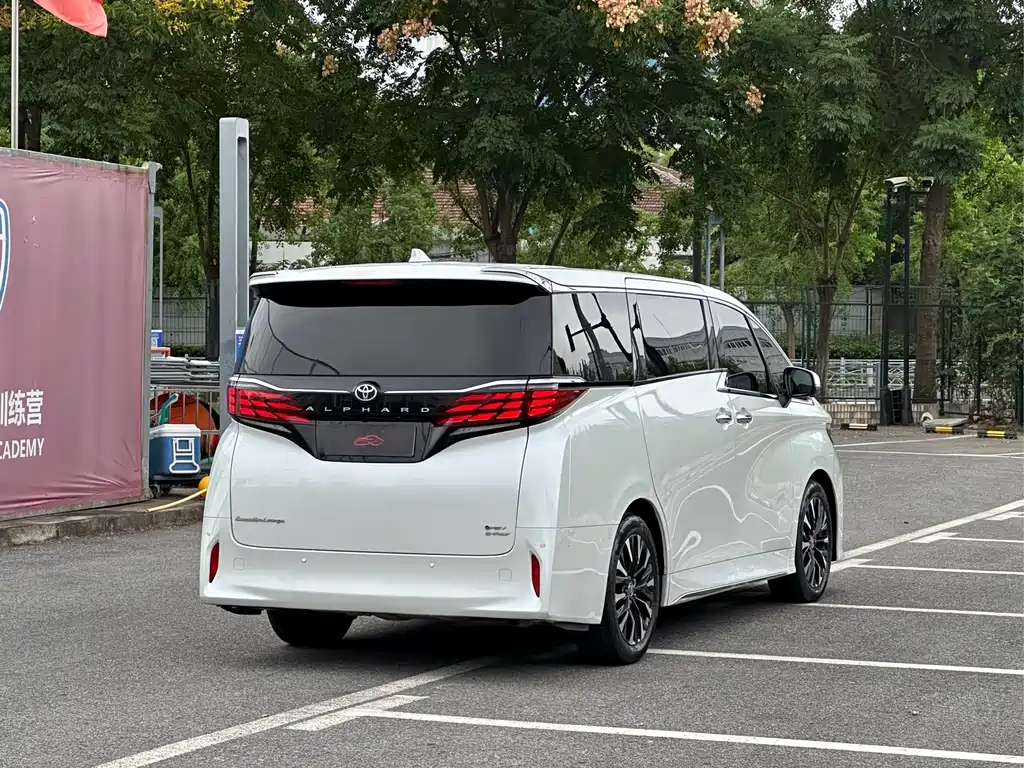 Toyota Alphard — фото 5