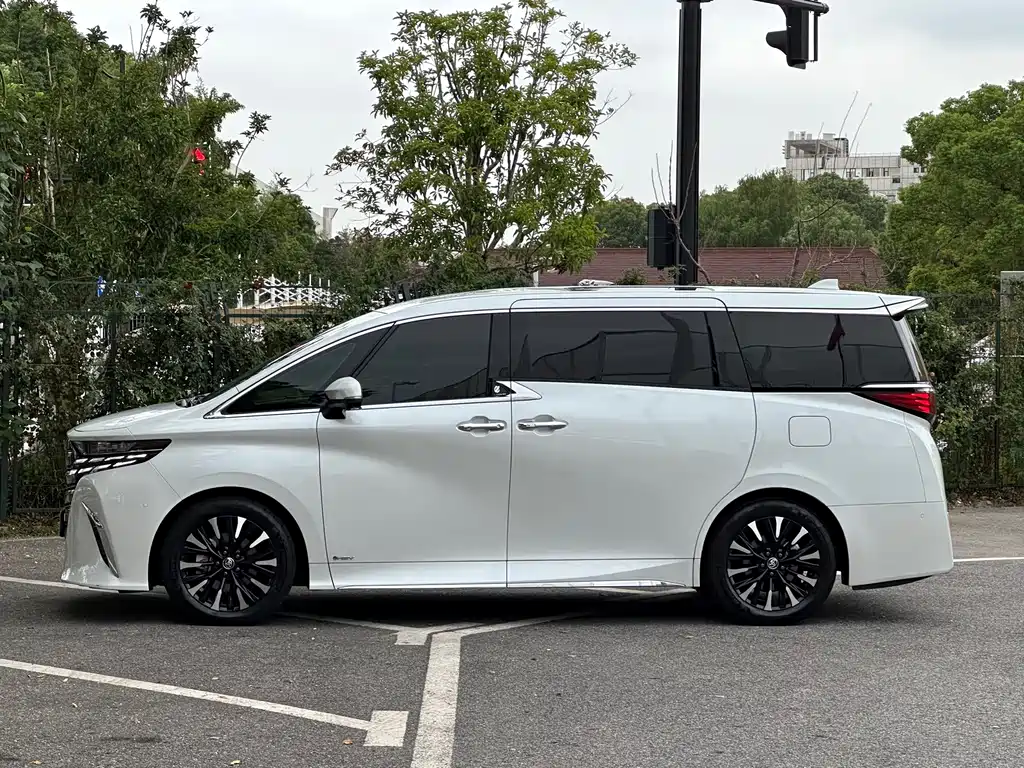 Toyota Alphard — фото 7