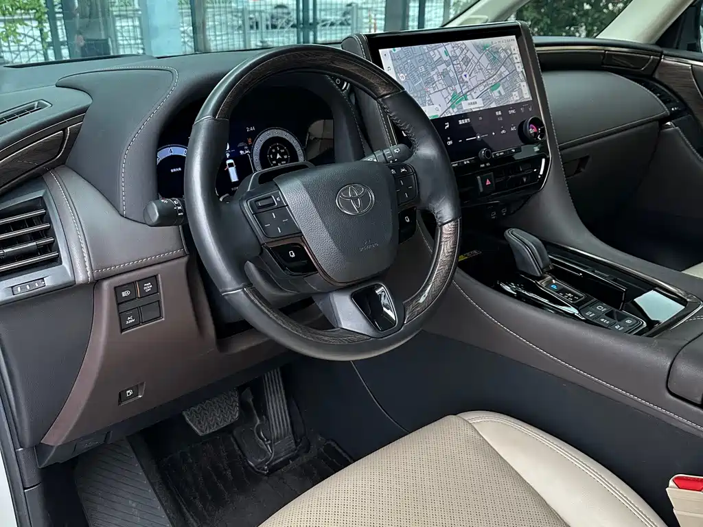 Toyota Alphard — фото 9