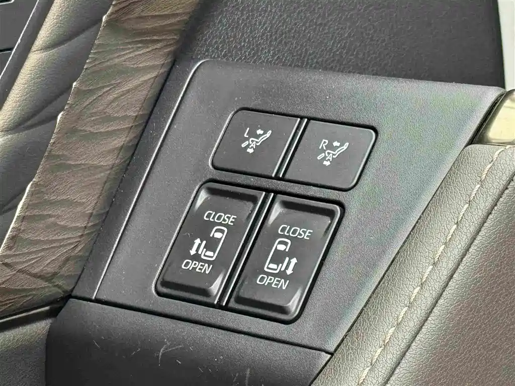 Toyota Alphard — фото 17