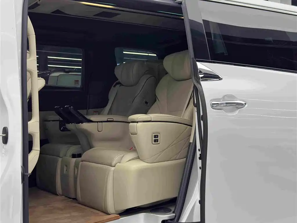 Toyota Alphard — фото 9