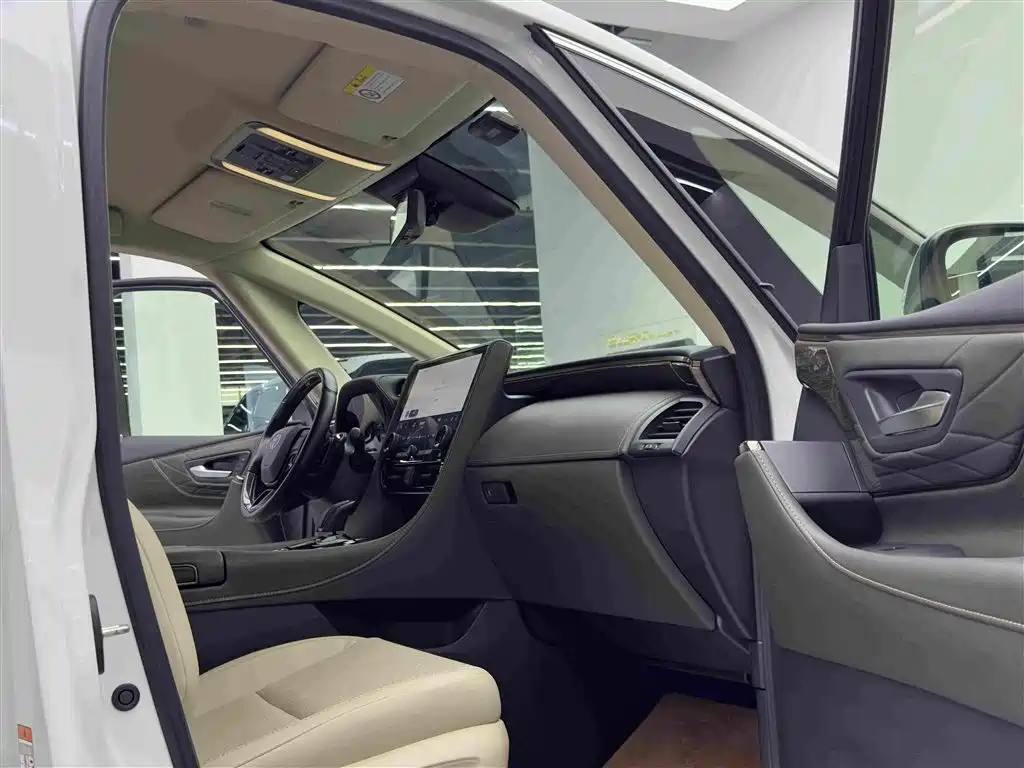 Toyota Alphard — фото 10