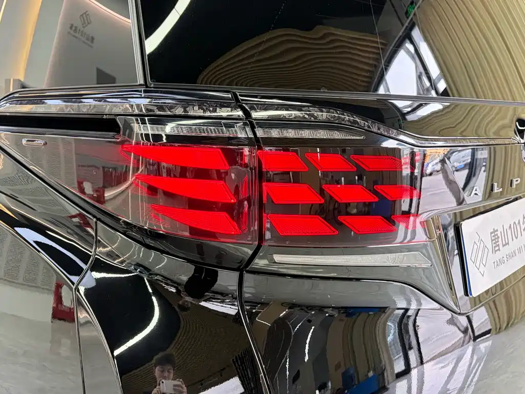 Toyota Alphard — фото 13