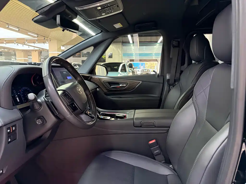 Toyota Alphard — фото 17