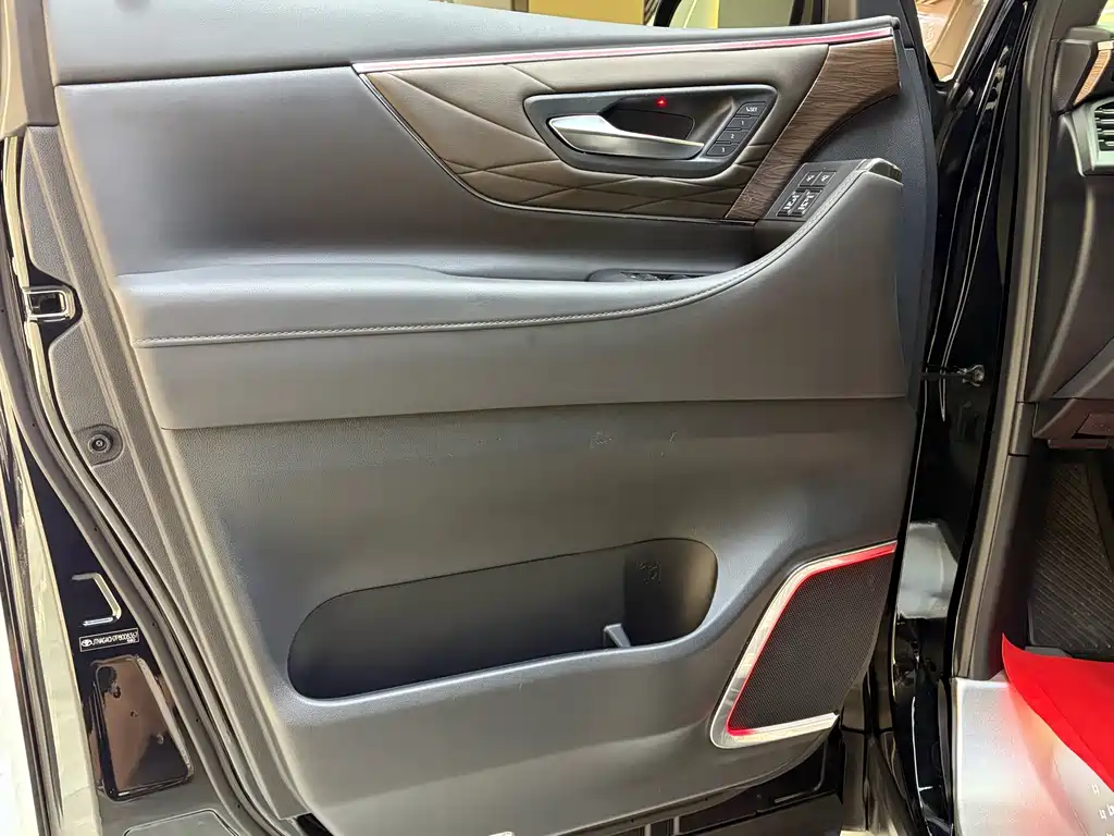 Toyota Alphard — фото 19