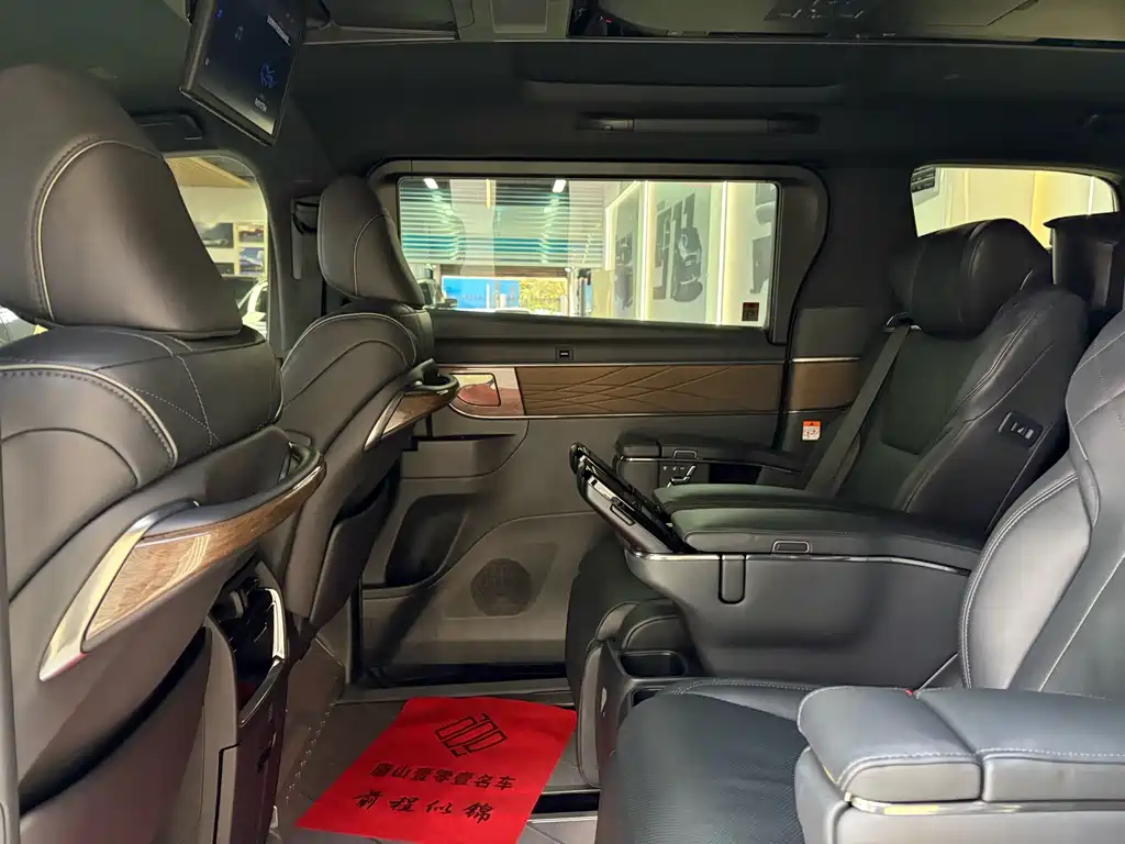 Toyota Alphard — фото 23