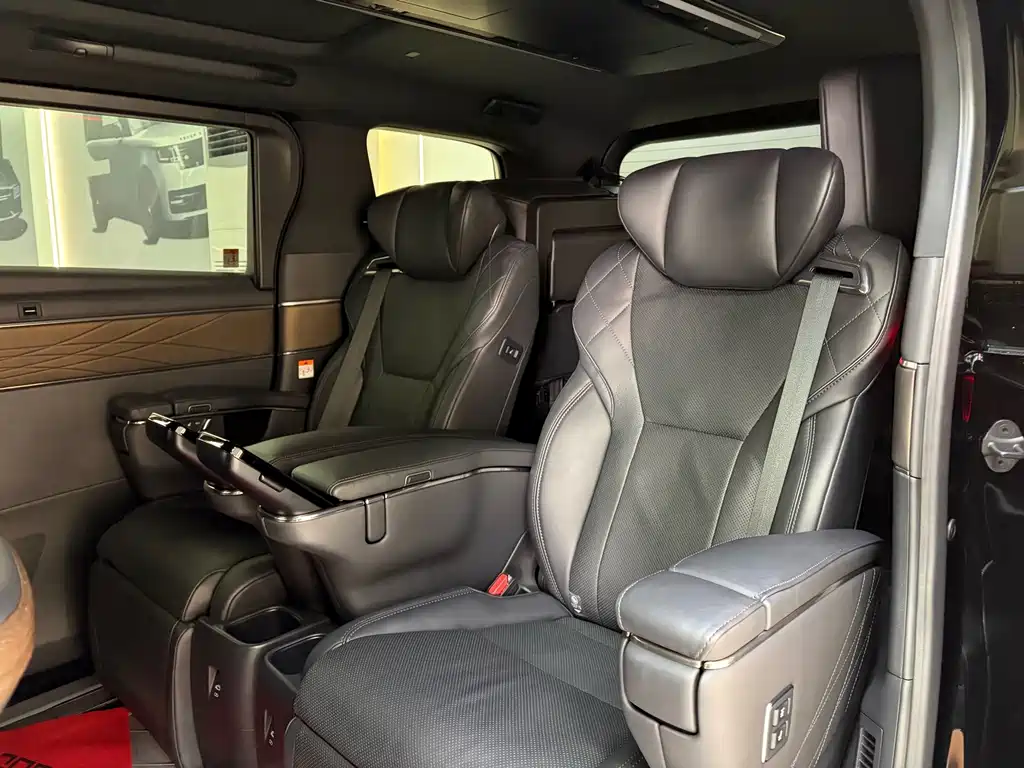 Toyota Alphard — фото 24