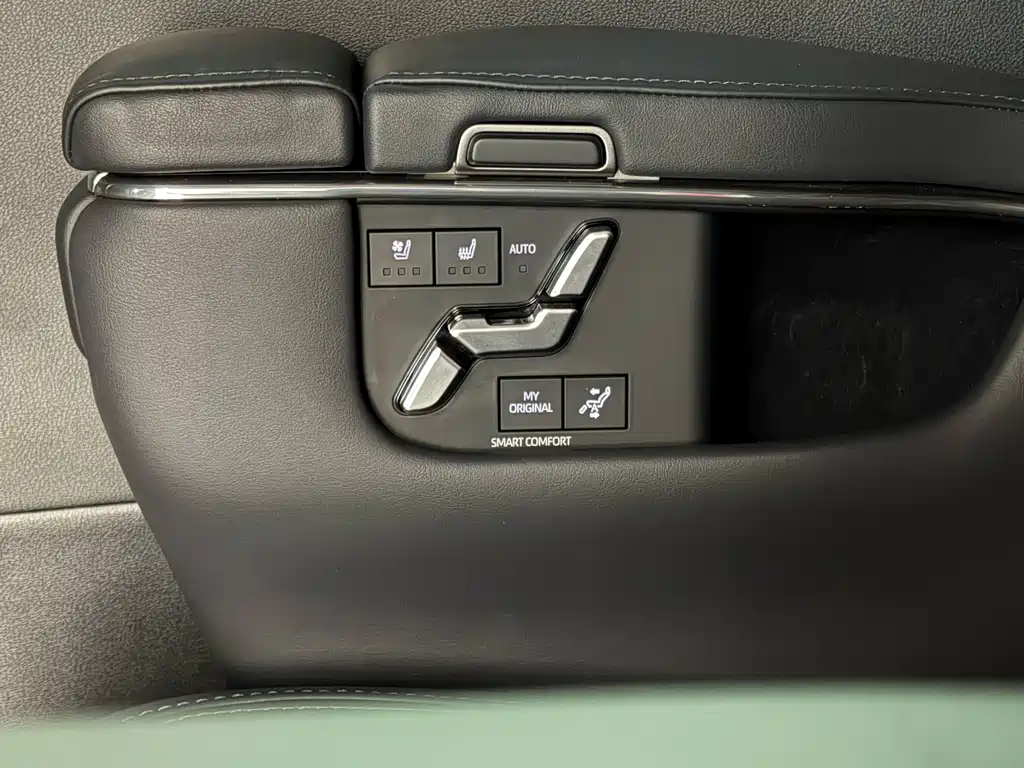 Toyota Alphard — фото 25
