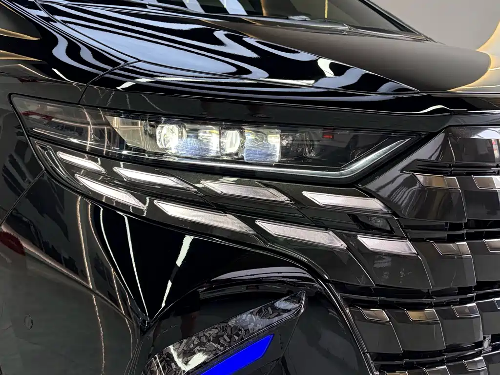 Toyota Alphard — фото 7