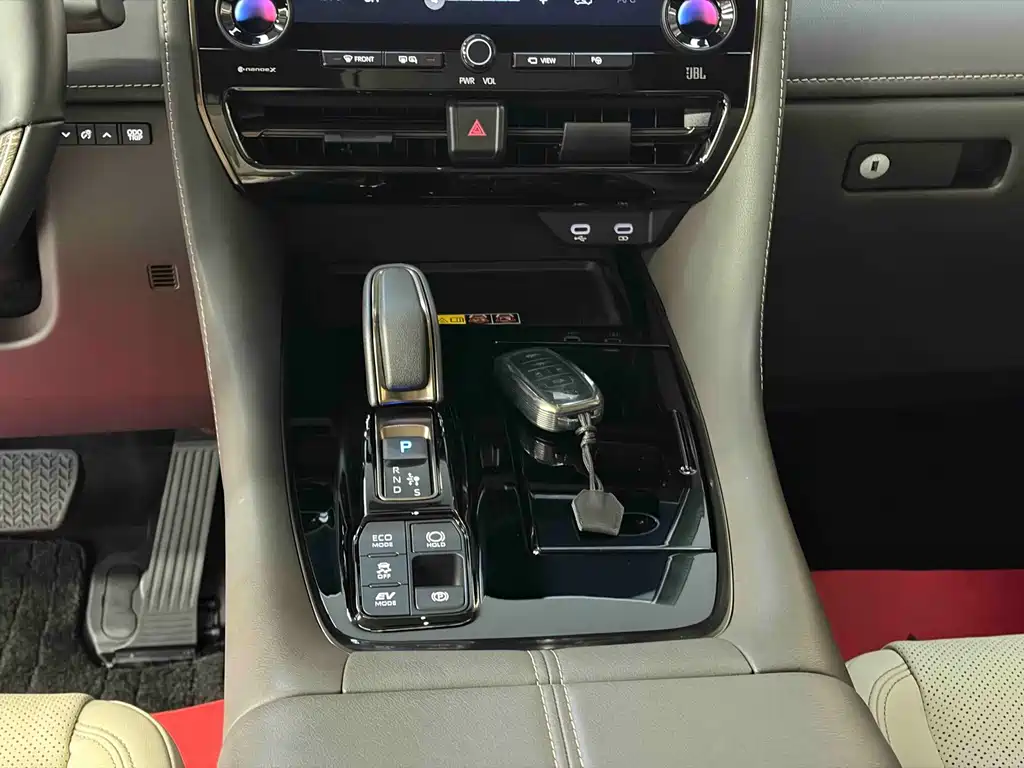 Toyota Alphard — фото 16