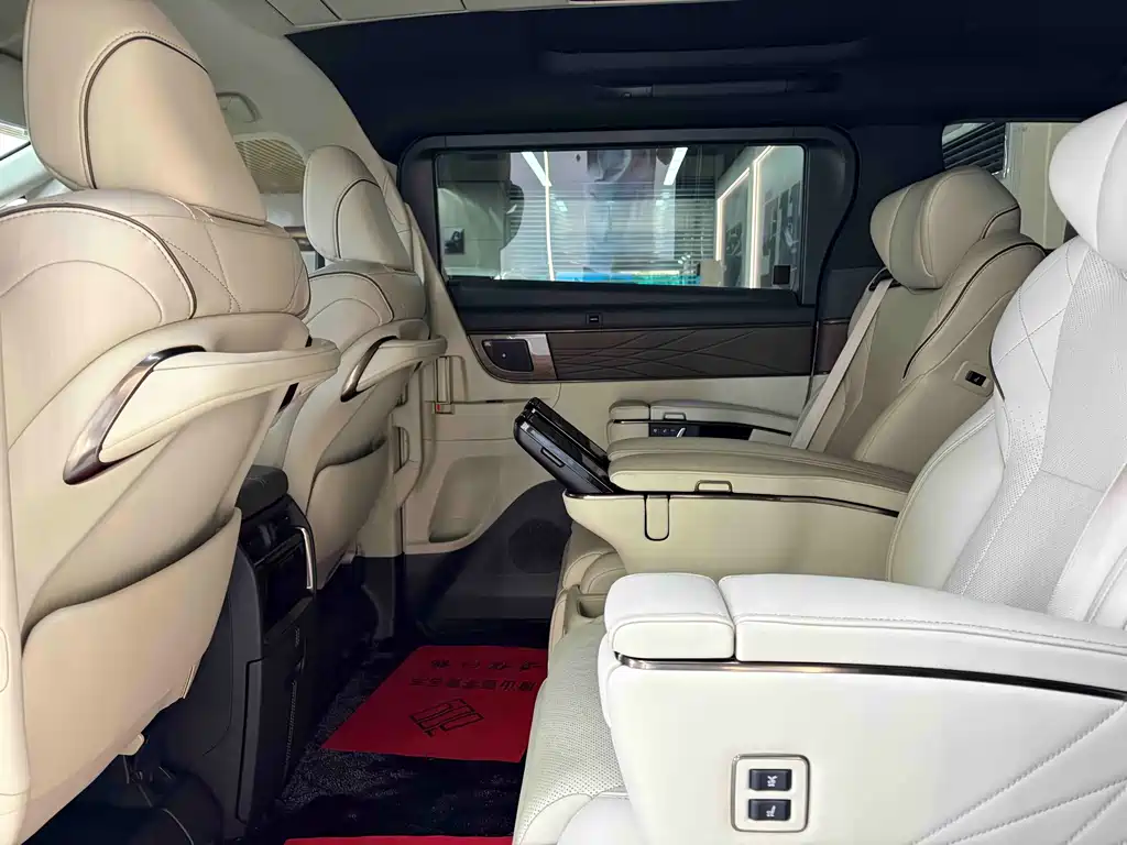 Toyota Alphard — фото 24