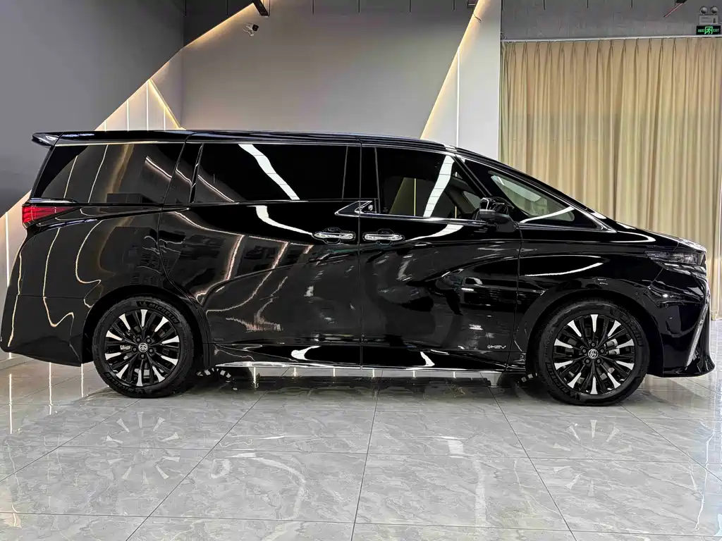 Toyota Alphard — фото 4