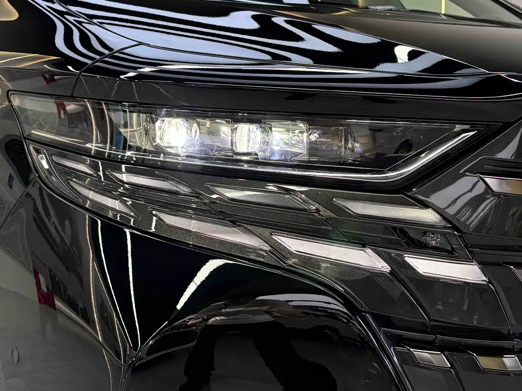 Toyota Alphard — фото 5