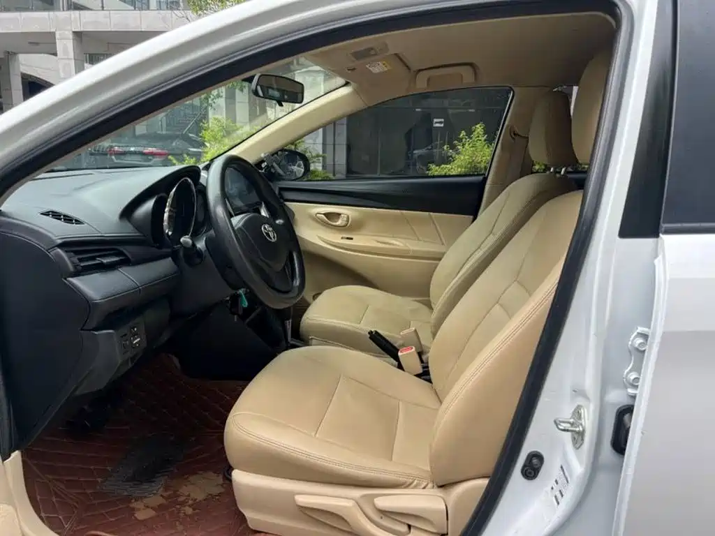 Toyota Yaris L — фото 4