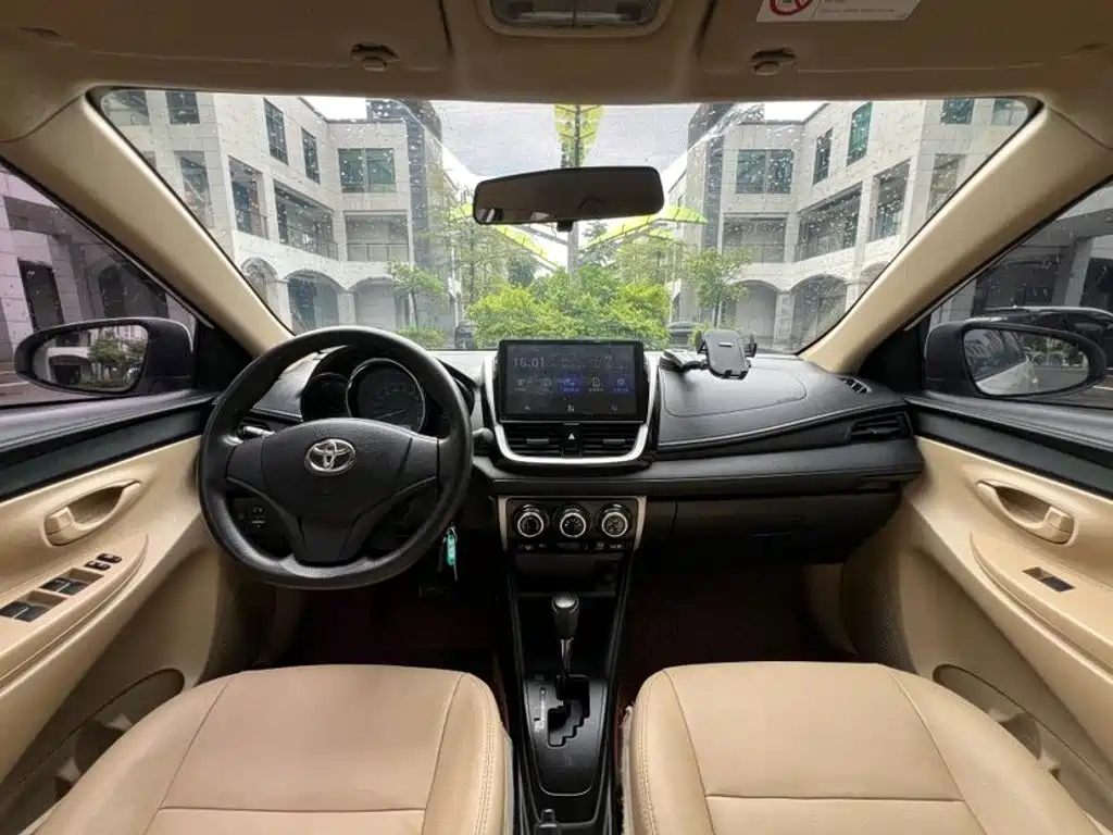 Toyota Yaris L — фото 6