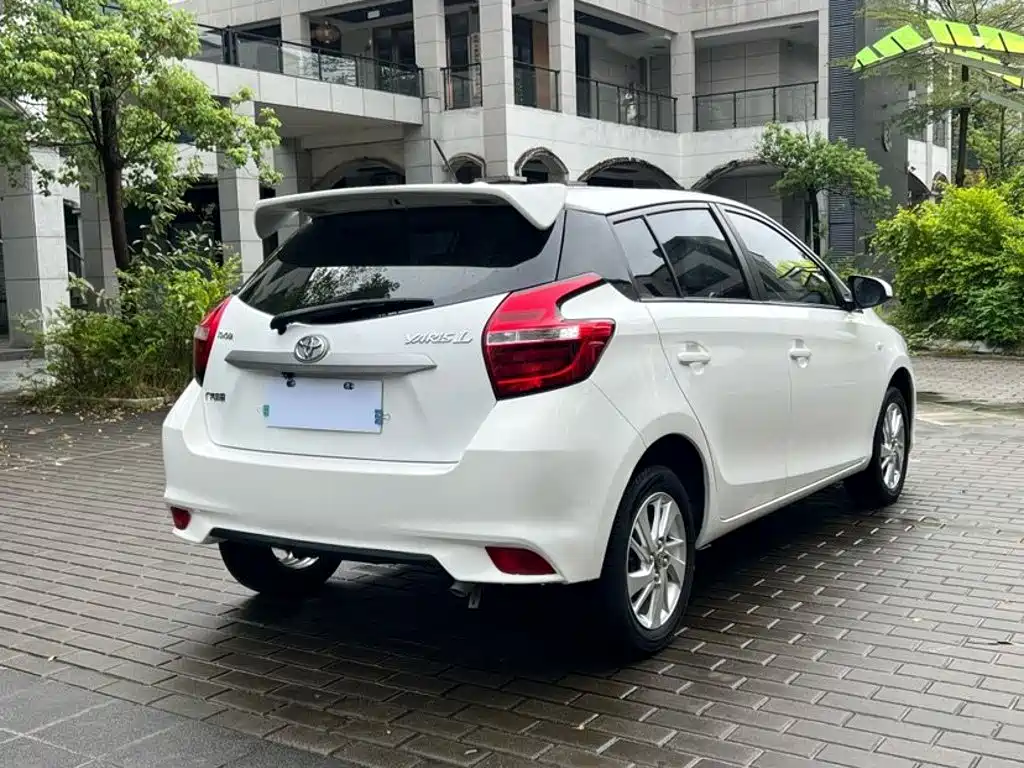 Toyota Yaris L — фото 8