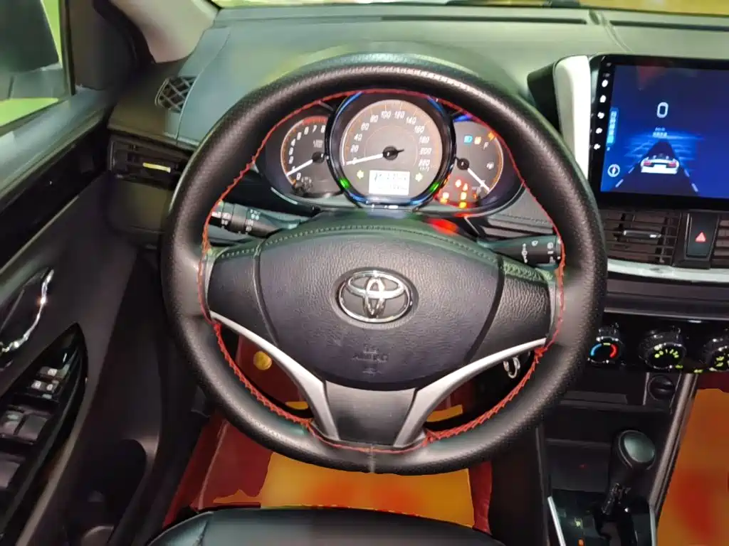 Toyota Yaris L — фото 11