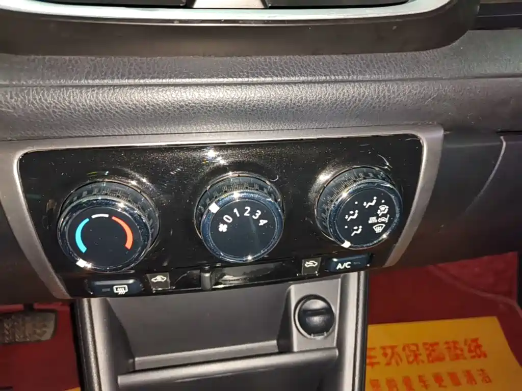 Toyota Yaris L — фото 13