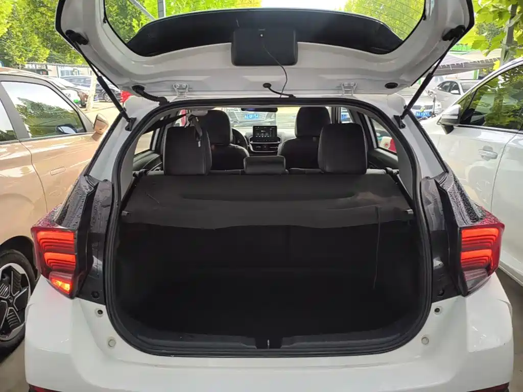 Toyota Yaris L — фото 19