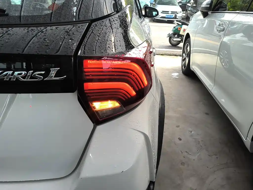 Toyota Yaris L — фото 8