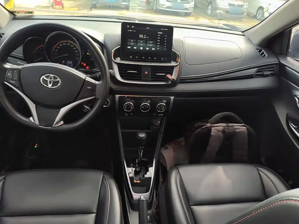 Toyota Yaris L — фото 10