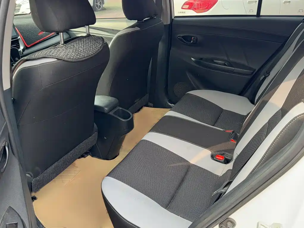 Toyota Yaris L — фото 14